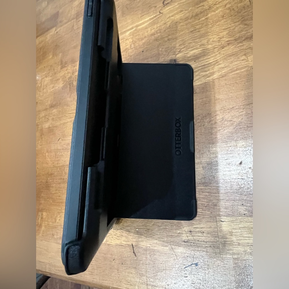 Otterbox Defender iPad 10th Gen - Picture 7 of 8